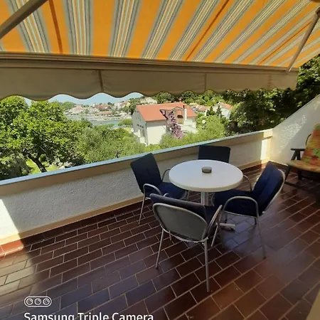 Lana Rab Apartament *